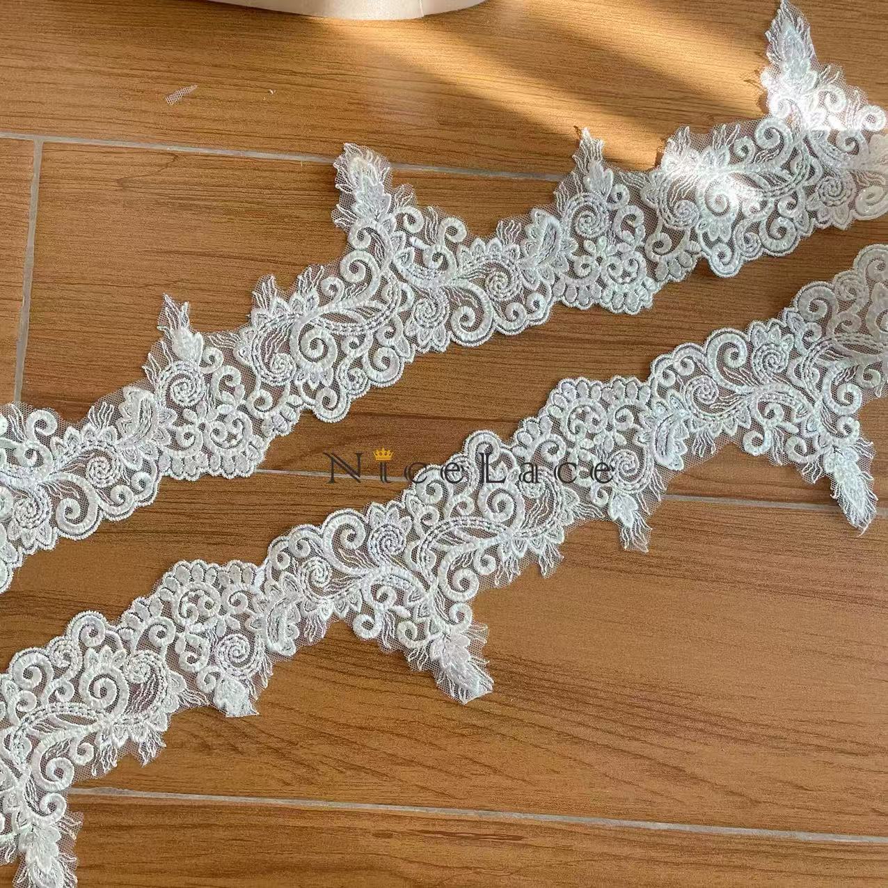 Wedding Water Supply - 1 yard de dentelle brodée ivoire,